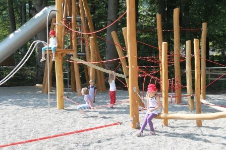 Spielplatz Schulhaus